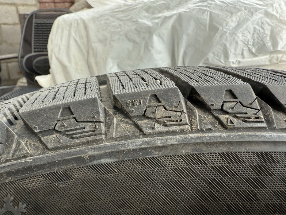 Продам зимнюю резину 295/40/R21