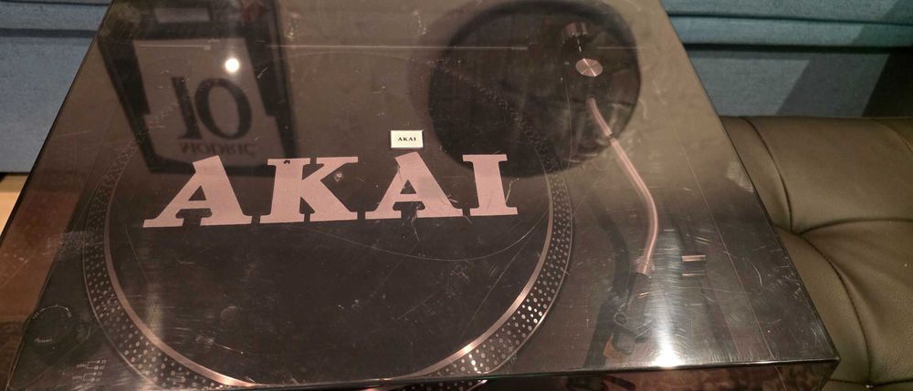 Продавам перфектен грамофон AKAI ATT05U