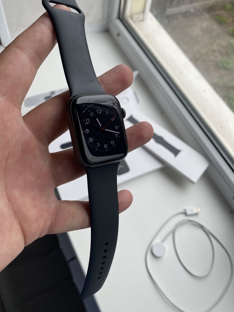 Apple watch series SE в идеальном состоянии без царапин