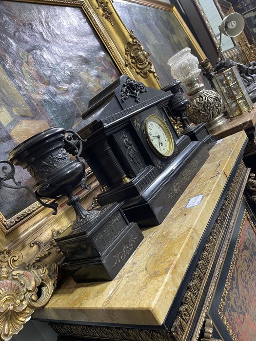 Ceas mecanic de semineu din marmura cu doua sfeșnice