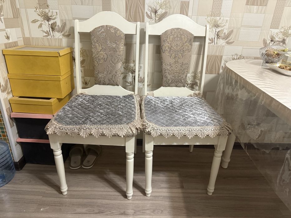 Продам кухонный стол со стульями
