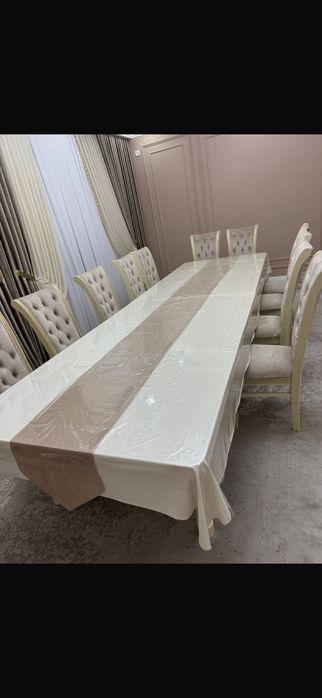 Стол и стулья для гостиной