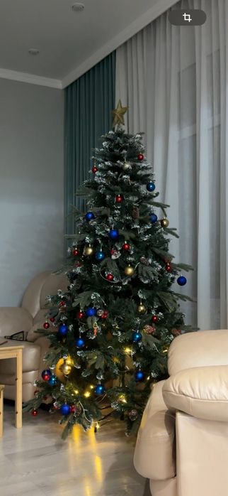 Пролаю елку с игрушками и гирляндами, высота елки 220