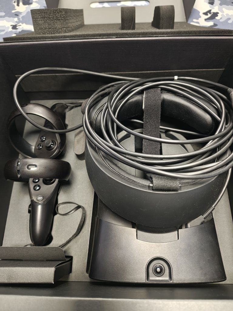 Oculus Rift S - 6 хедсета