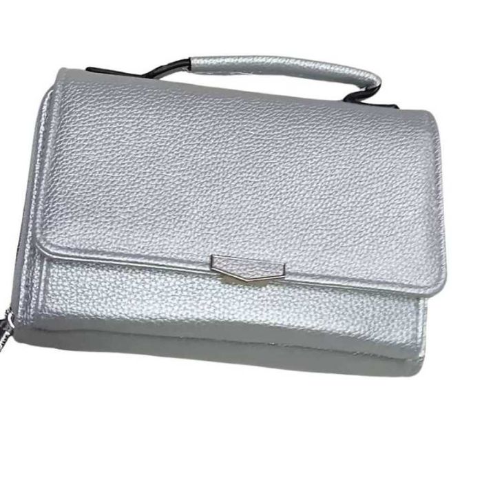 Стилна и компактна к. дамска чанта за през рамо с дълга дръжка.