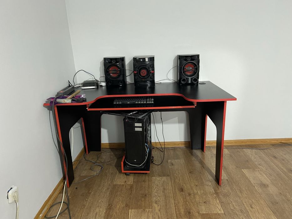 Игровой компьютерный стол