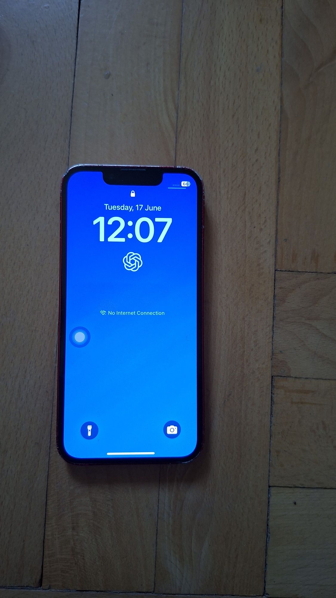 Продавам заключен iPhone 13