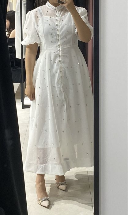 Платье белое со страхами с ремнем белым