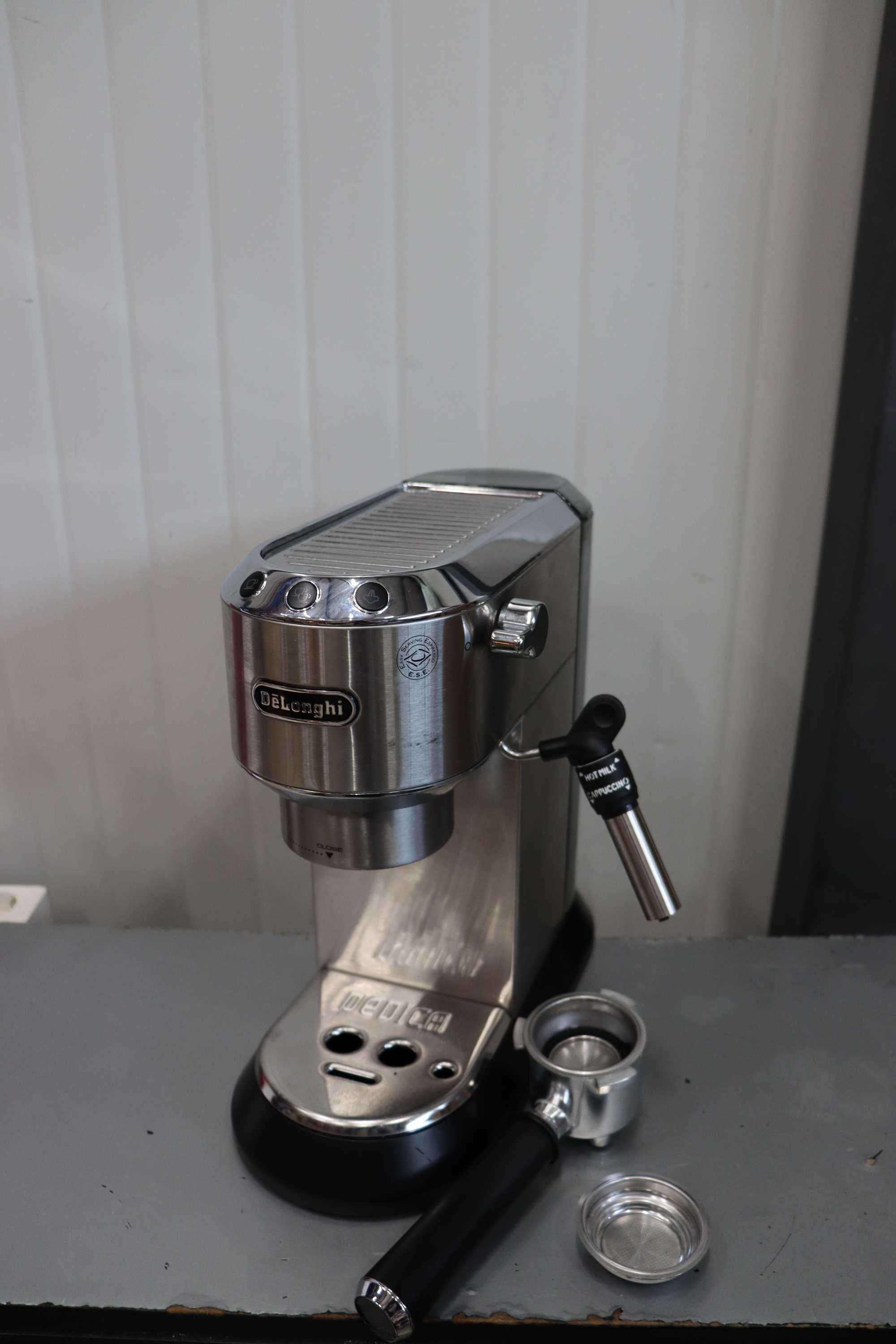 DeLonghi Dedica Style EC 695.W Кафемашина, Полуавтоматична 1.1л, хром