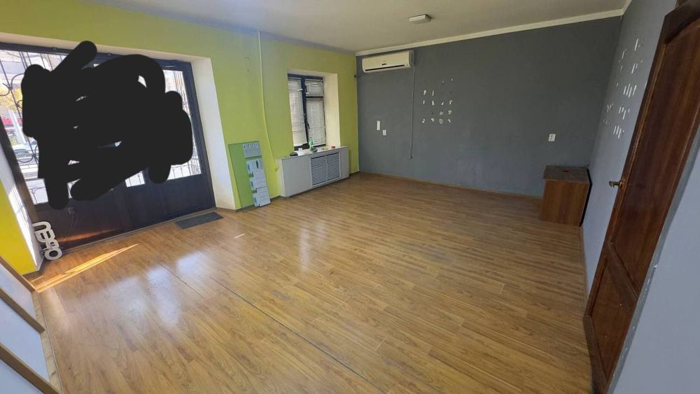 Шота Руставели. Бртаская могила.1 линия сдаётся офис 2х комнатный 60м2