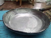 Чищу казаны и сковородки. Точу, ножи , ножницы, топоры и т.д.