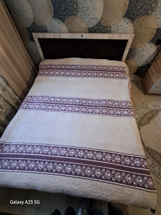 продам двухспальную кровать+1 тумбочка