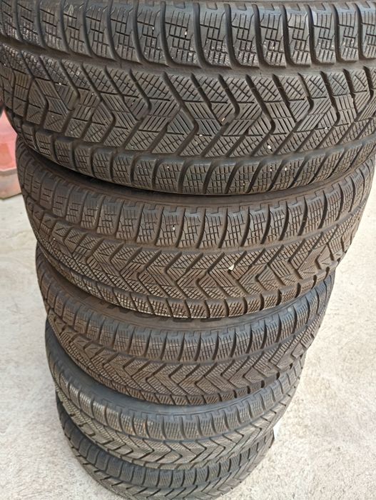 235/50/18 Pirelli scorpion