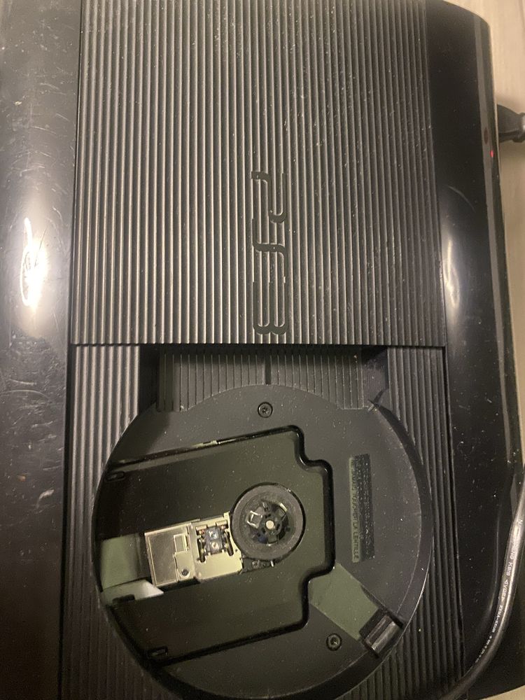 Конзола PS 3 с много игри и два джойстика