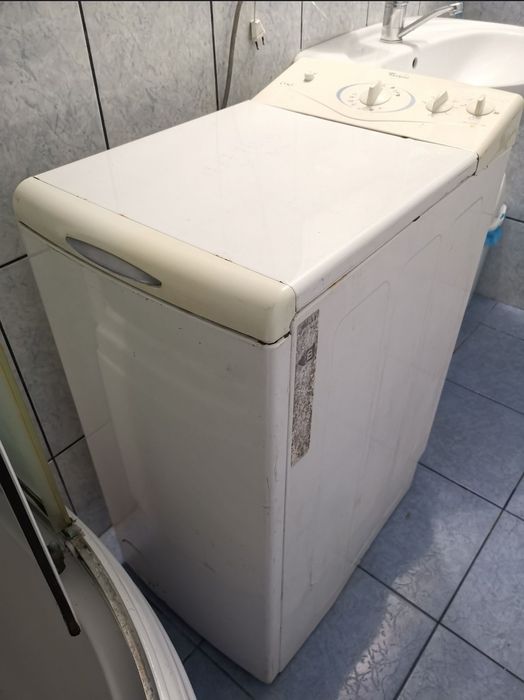 Whirlpool cu încărcare pe sus