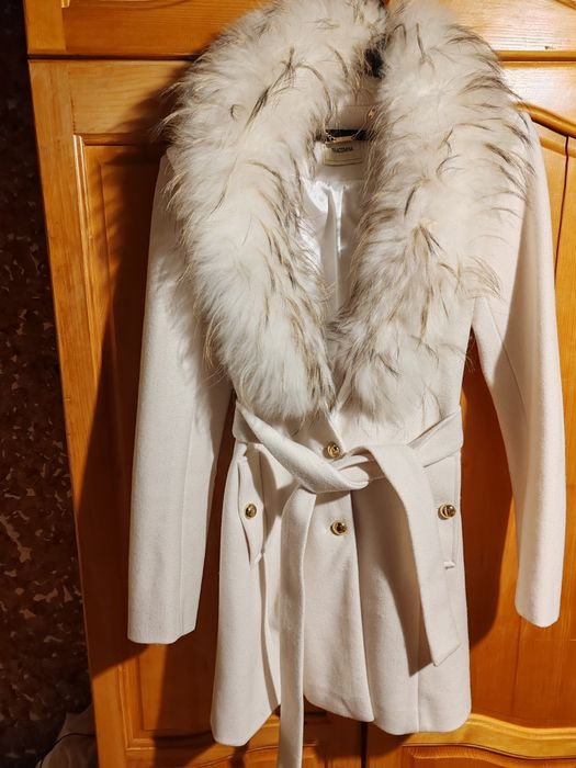Бяло красиво палто с "богата" естествена кожа.