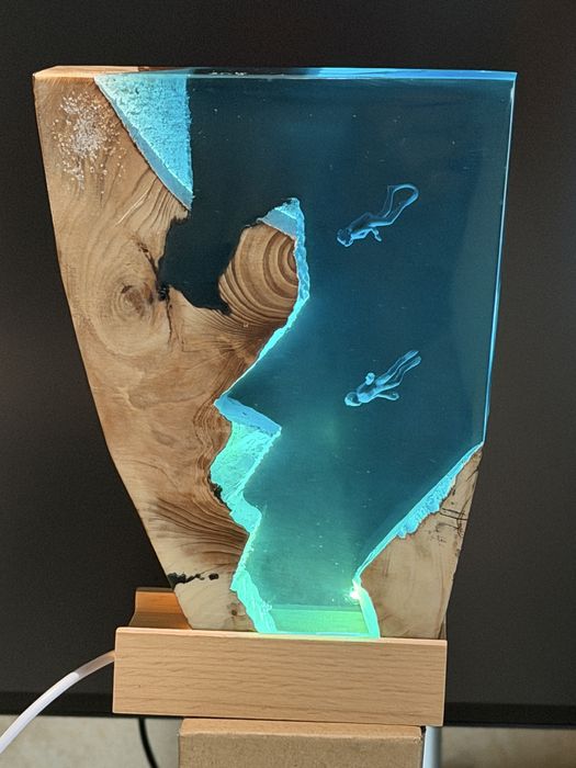 Ддекоративна лампа от епоксидна смола и дърво