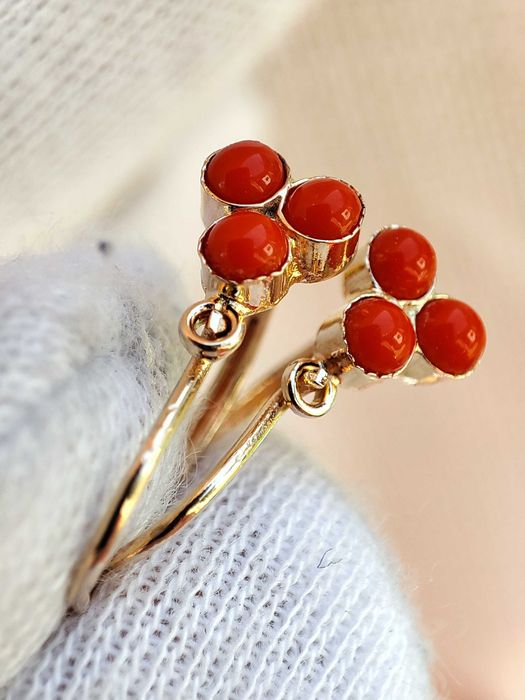 Cercei Aur 14K Copii Fetite Coral Rosu Montura 3 Petale Bezel