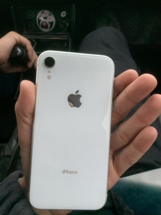 Iphone XR 64gb.    .     .     .     .