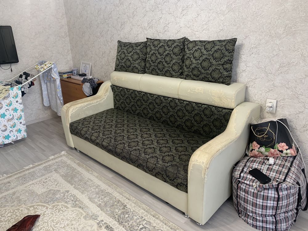 Продам диван б/у, раскладной, размер 2.20м