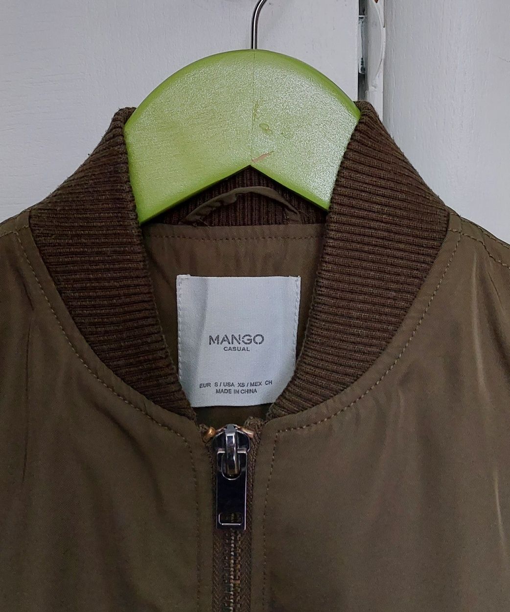 Лёгкая женская куртка-бомбер Mango