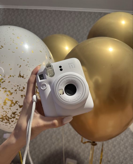 Продаю Фотокамеру INSTAX MINI 12 белый дёшево