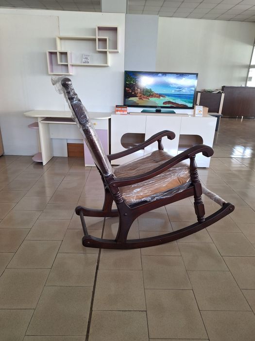 Дървен люлеещ се стол с естествена кожа