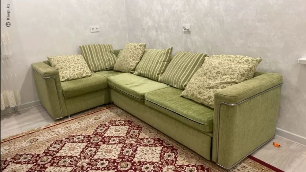 Диван с креслом зелёного цвета