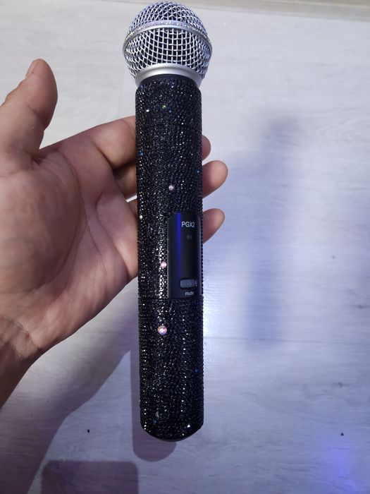 Personalizez microfoane si alte obiecte cu cristale