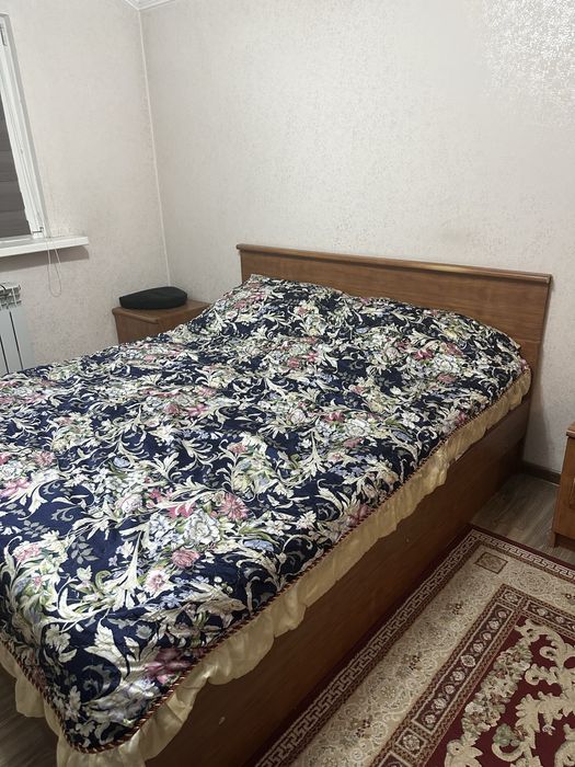 Продаю кровать, тумбочки 3 шт и зеркало с полочками