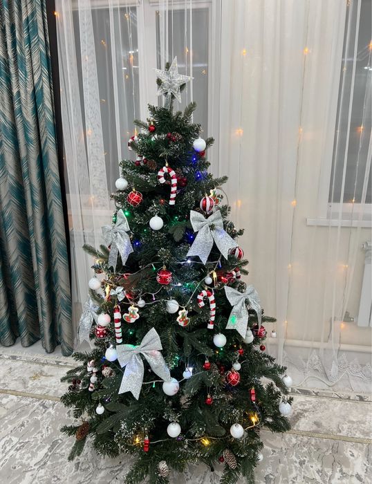 Продам елку с шишками