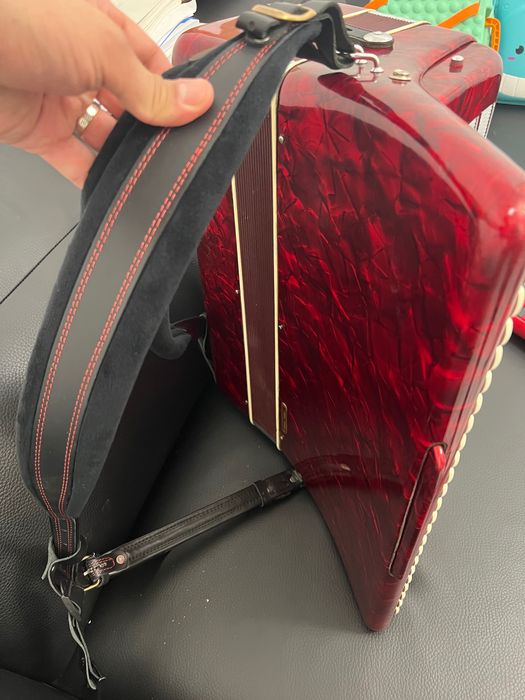 Vând acordeon Parrot