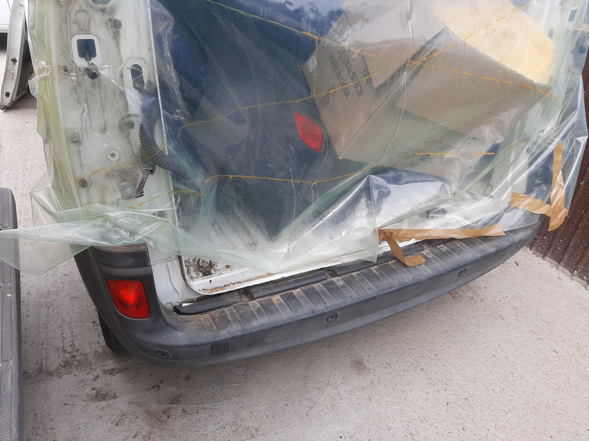 Dezmembrez piese renault kangoo(citan)bară spate,ușă spate,laterală,mo