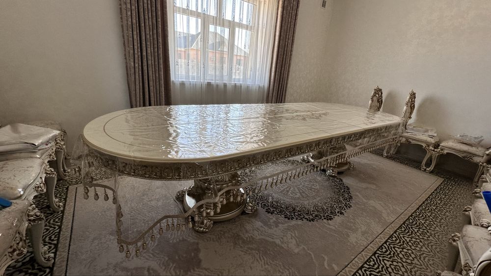 Стол и стулья для гостиной