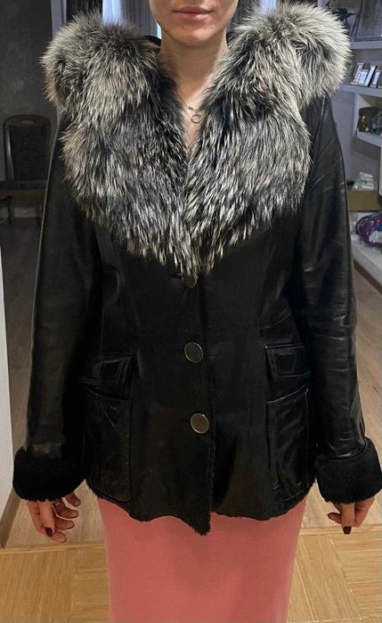 Женская кожаная куртка на цигейковом меху с капюшоном из чернобурки
