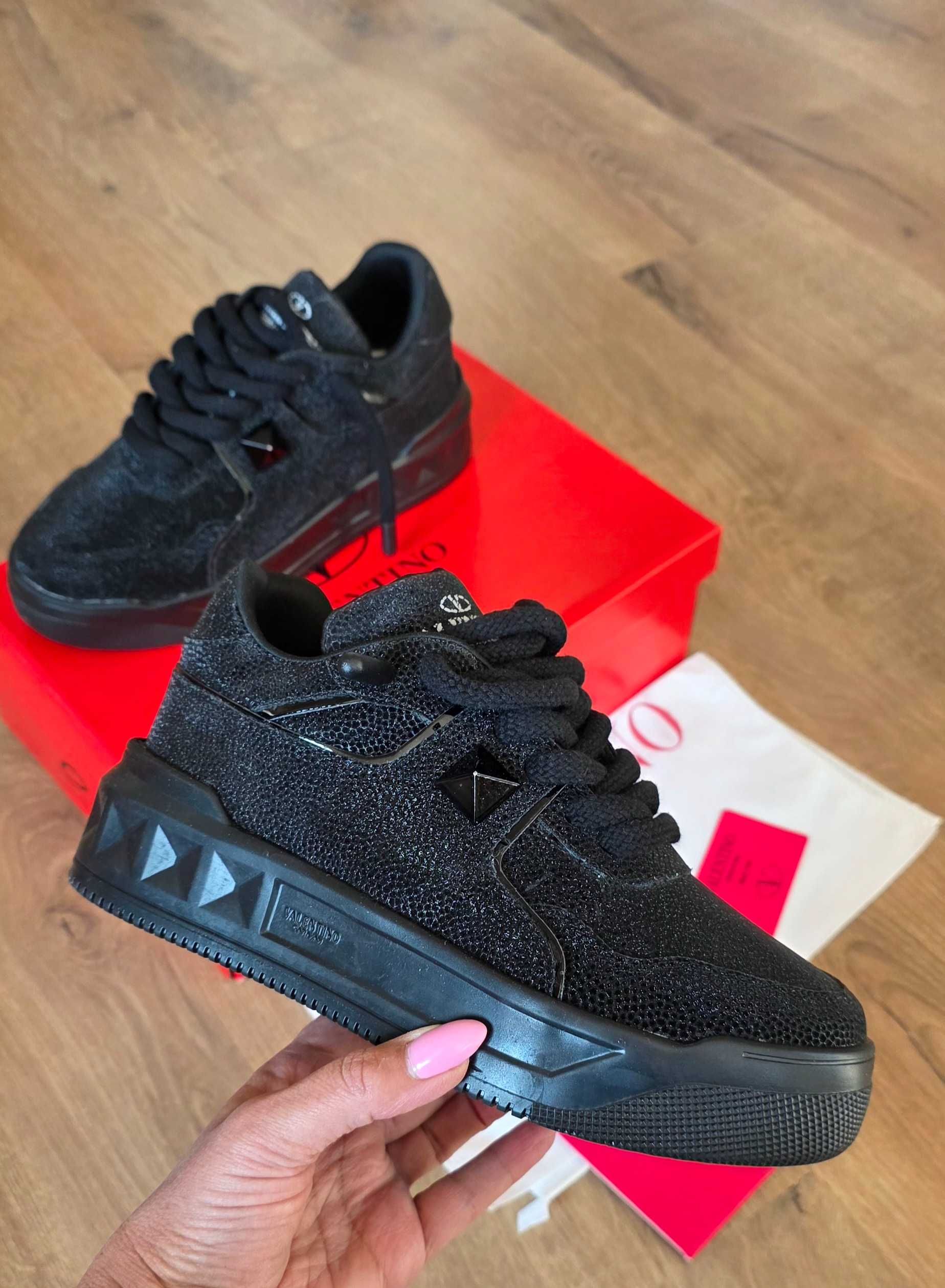 Дамски кецове обувки маратонки Valentino