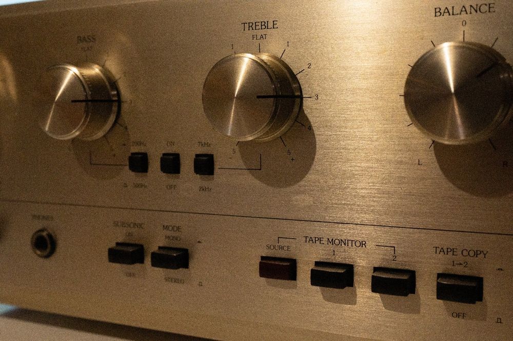 Accuphase E-204 – amplificator integrat vintage de referință