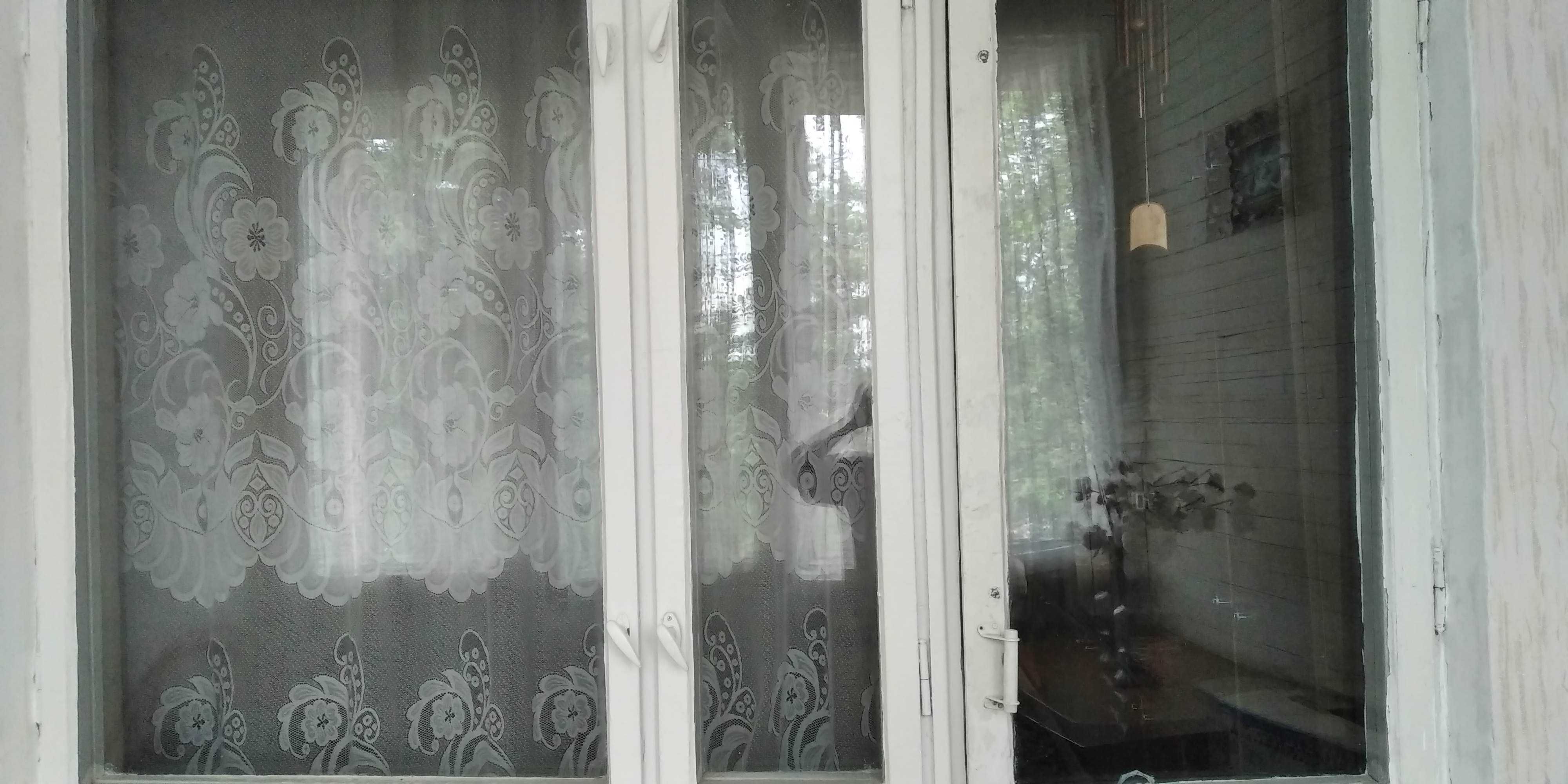 Старые окна и двери. Деревянные рамы.