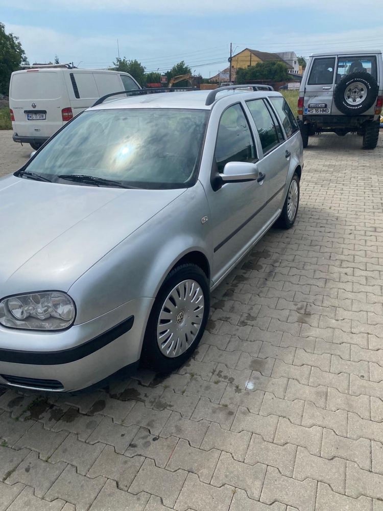 Vând Volkswagen Golf 4