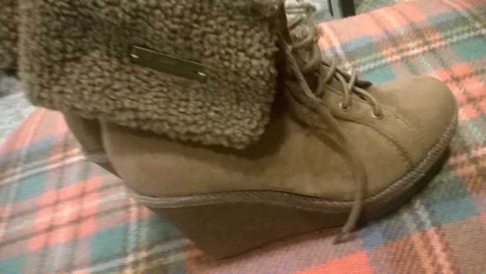 vand ghete dama Jennifer cu platforma marimea 36 pret 150 lei