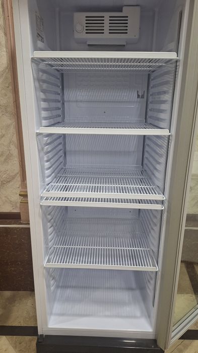 Витрина холодилник сотилади
