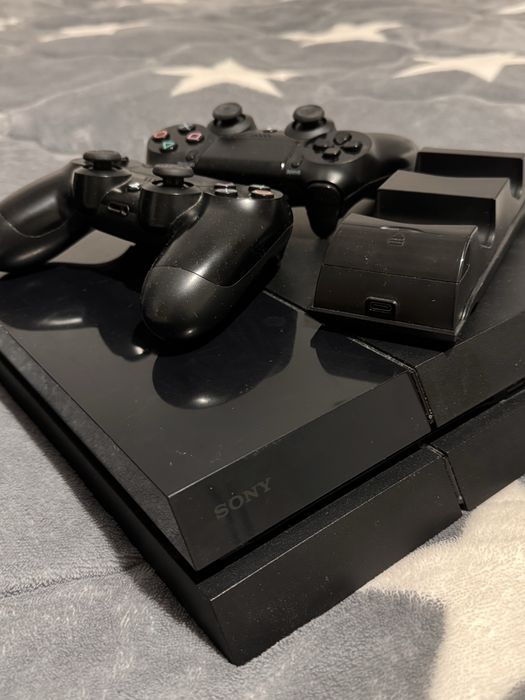 PS4 500Gb cu 2 manete
