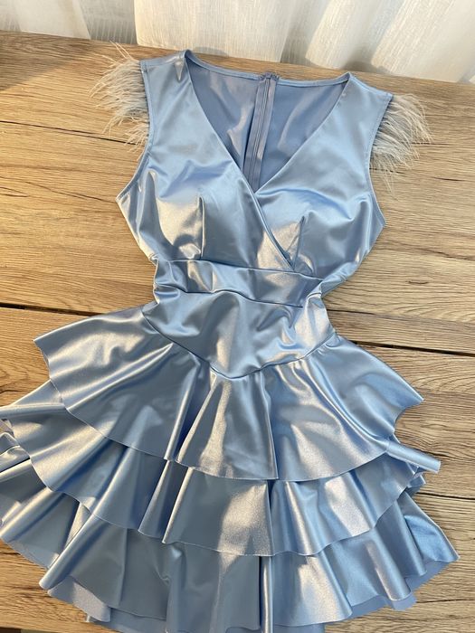 Rochie scurtă bleu satinat cu volane și pene la umeri