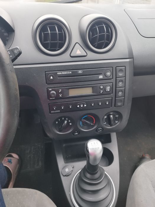 Vând Ford fiesta 2005