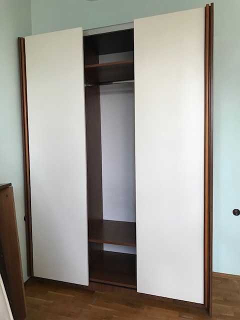 Гардероб 357/210, легло с матрак, скрин и кожено кресло