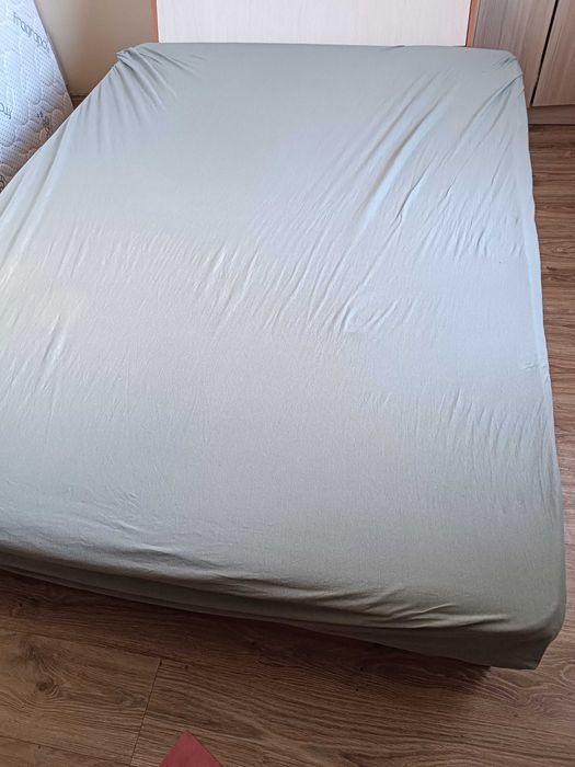Продавам легло с матрак, и допълнителен матрак 144/190 см. Използвано.
