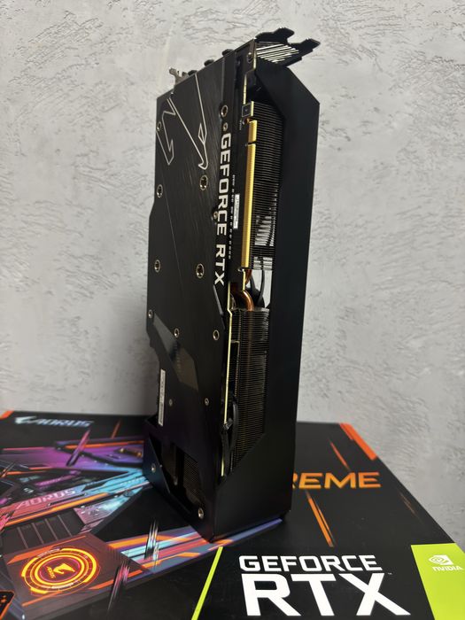 Placă video NVIDIA RTX 3080 10GB AORUS XTREME – cu afișaj LED