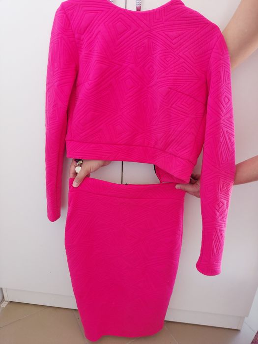 Продаю малиновый цвет кофту с юбкой