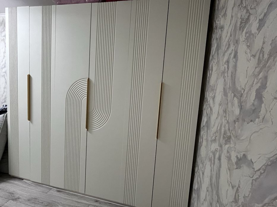 Шкаф 6 дверный срочно новый!