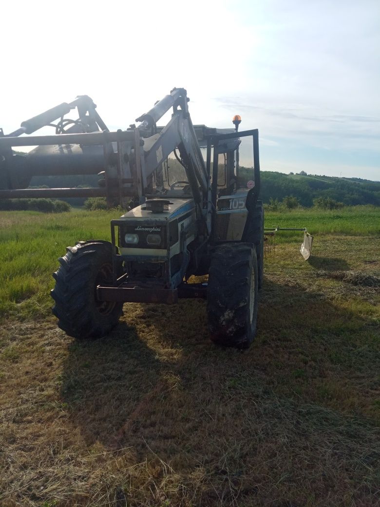 Tractor cu incarcator frontal
